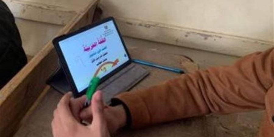 خبير تربوي يكشف أسباب قرار تسليم "التابلت" للطلاب على سبيل "العهدة" - نبأ العرب